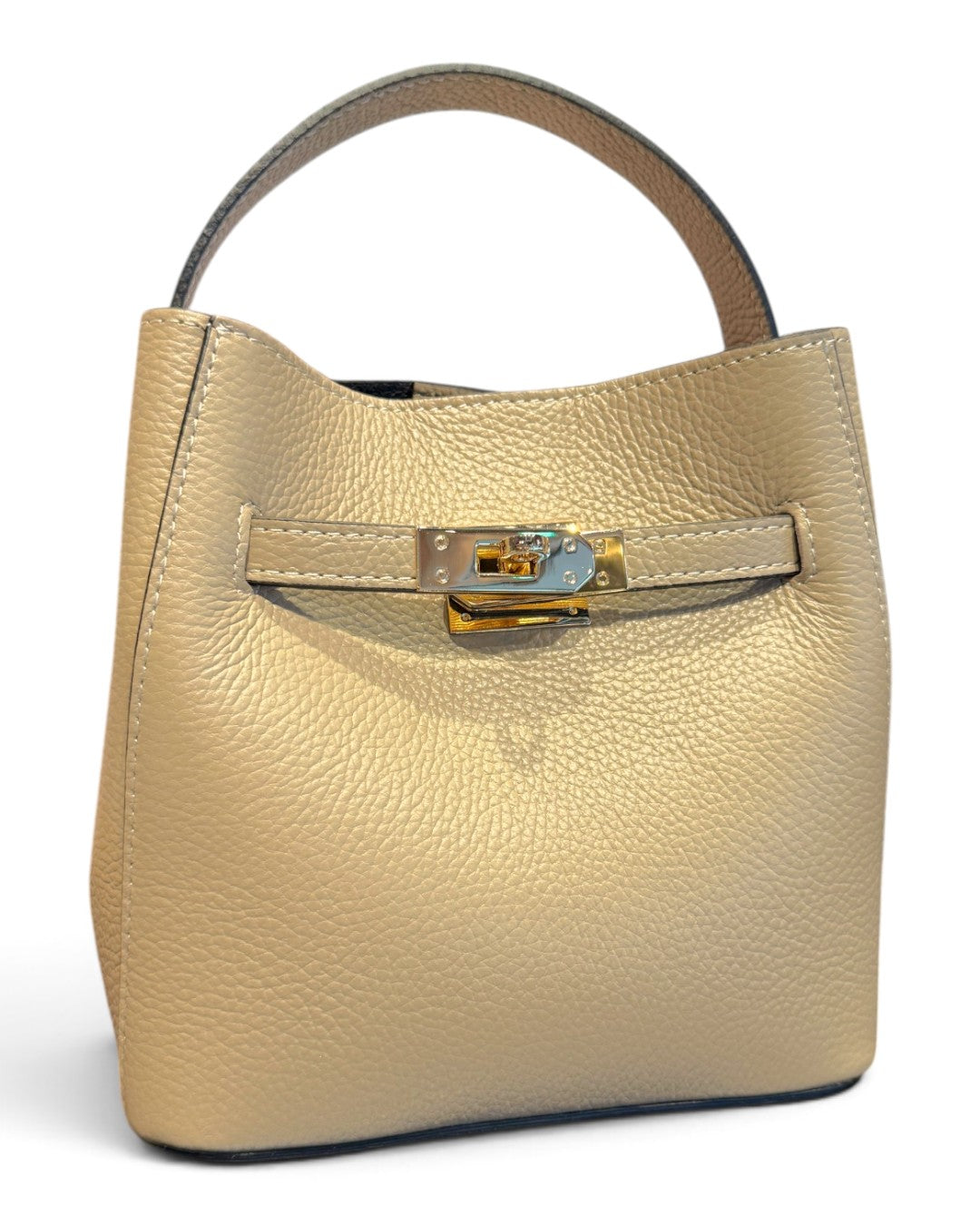 AN EMBRACE OF ITALIAN ELEGANCE: LEATHER SQUARE CROIX 2WAY BAG