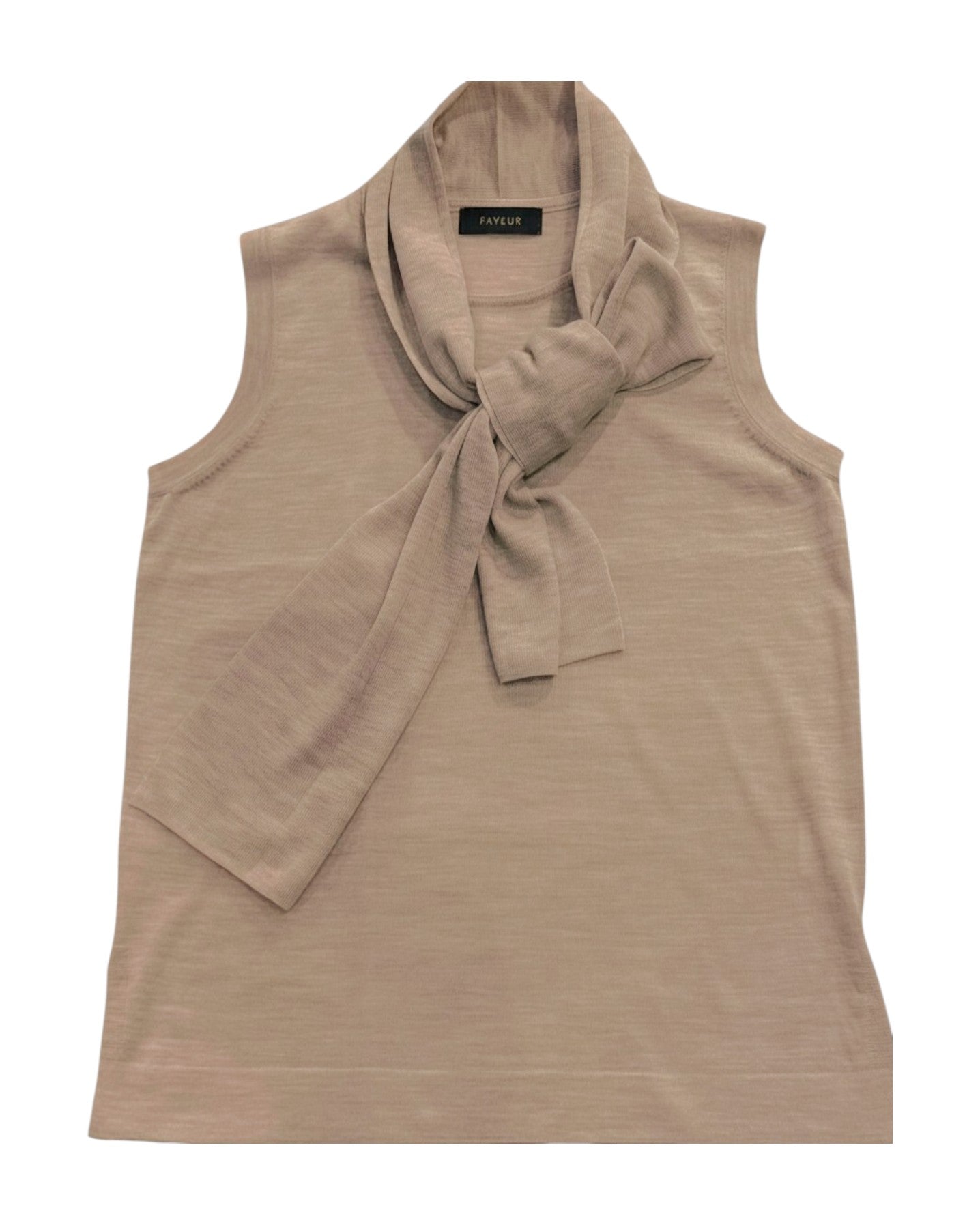 FAVEUR Super 160’sウール ボータイニットブラウスの正面、ベージュのボータイとノースリーブ