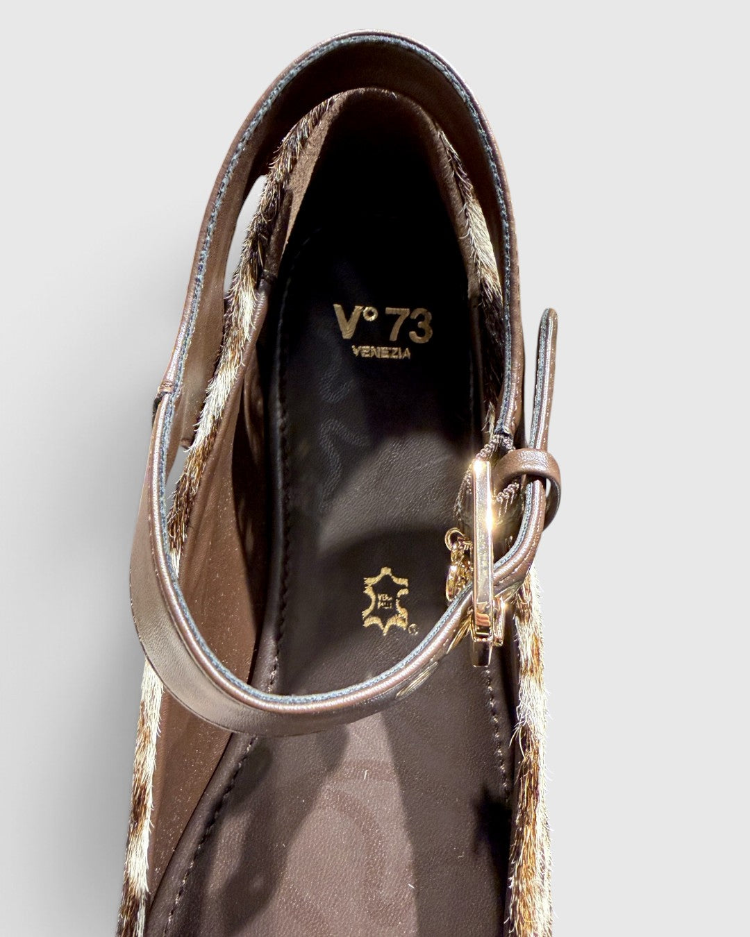 V°73 WILD GRACE バレエシューズ インソールのブランドロゴと本革マーク