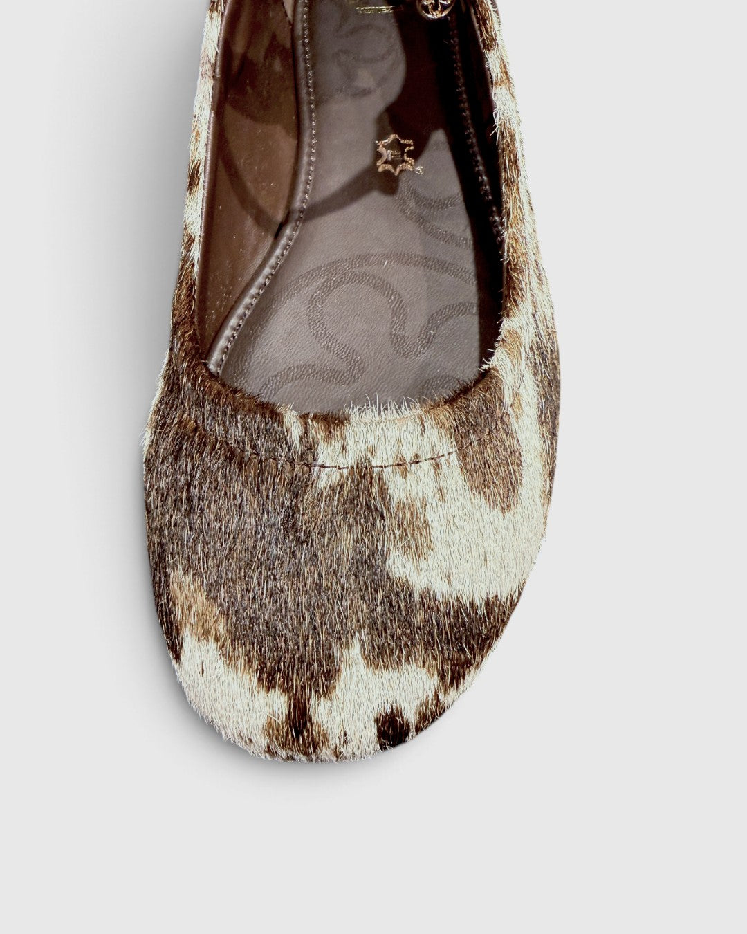 V°73 WILD GRACE バレエシューズ ブラウン×ホワイトのポニーレザーと履き口のステッチのアップ