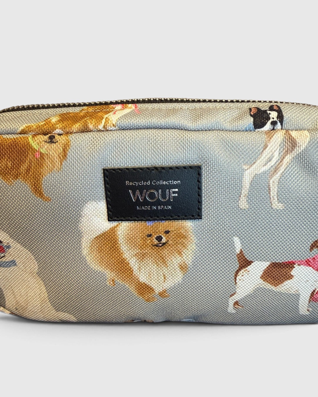 WOUF ミニショルダーバッグ パピー柄の犬のプリントとブランドラベルの接写 9枚目
