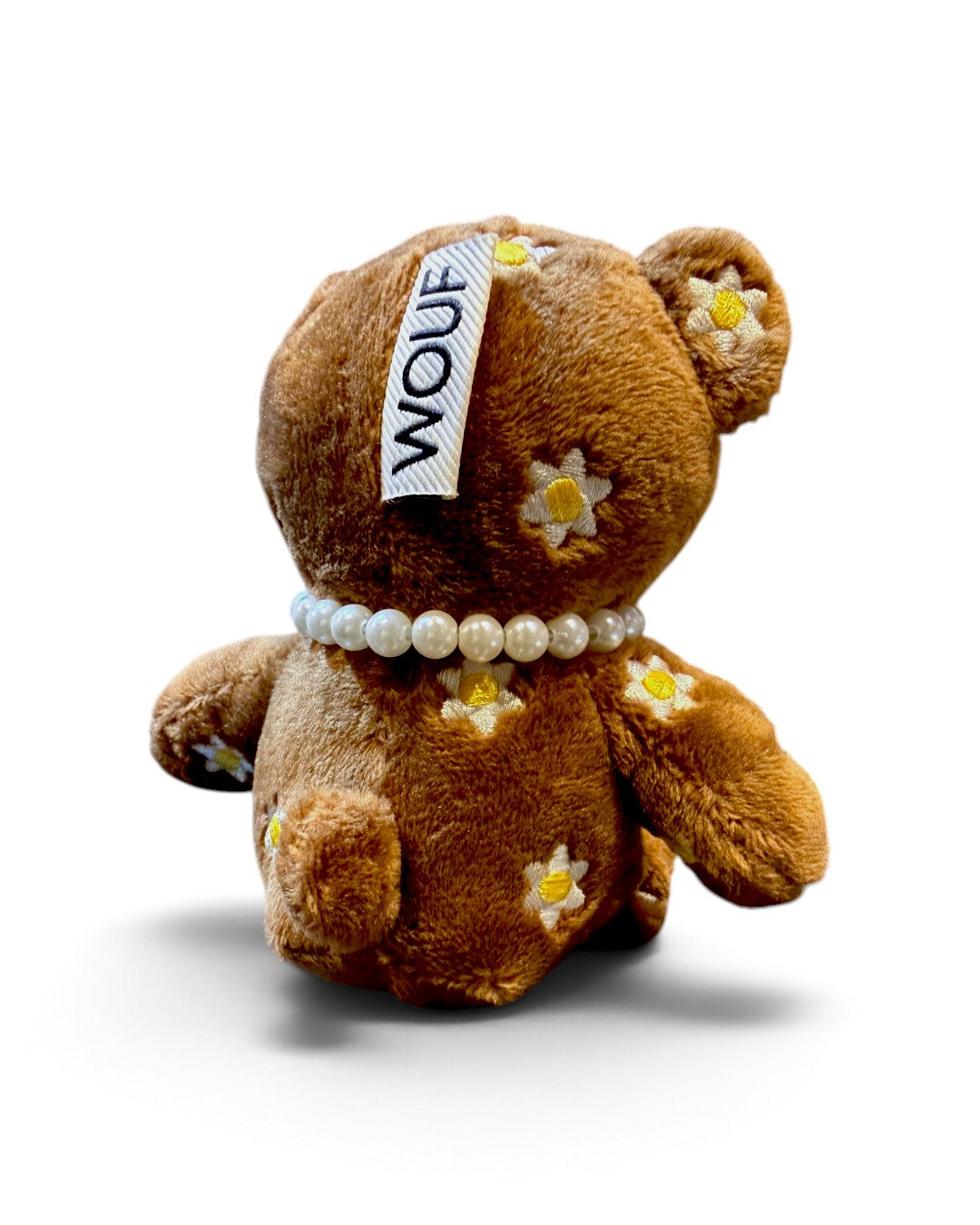 WOUF Choco Bear ベアバッグチャームの背面、デイジー刺繍とWOUFタグ、パール調ネックレスとしっぽ