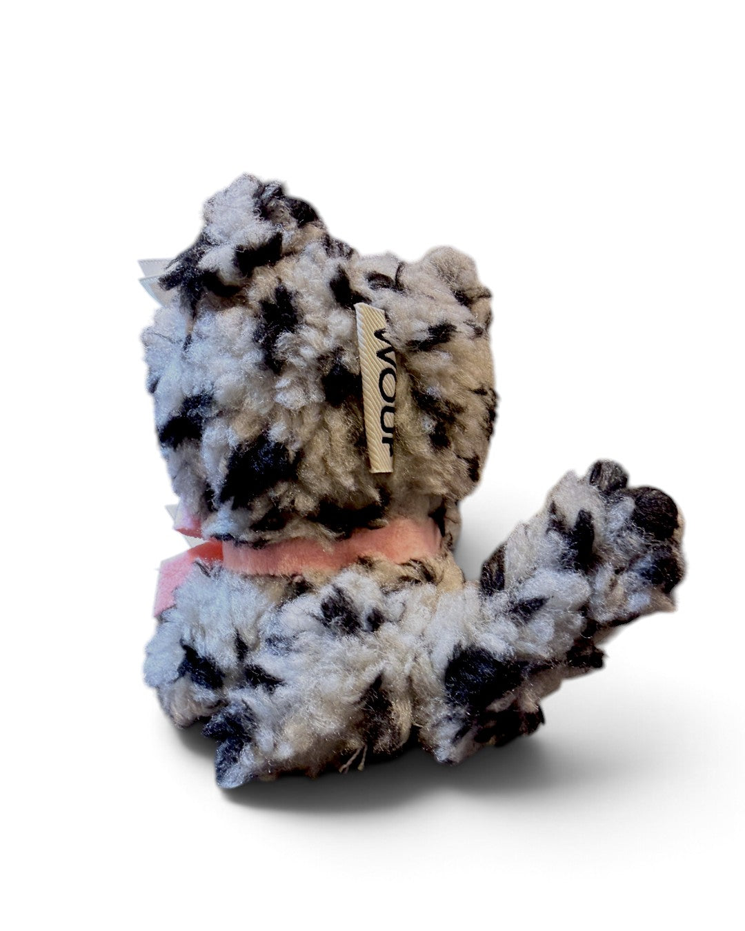WOUF Colette Cat Charm 背面、グレーと黒の斑点模様のボア、WOUFタグと長いしっぽ