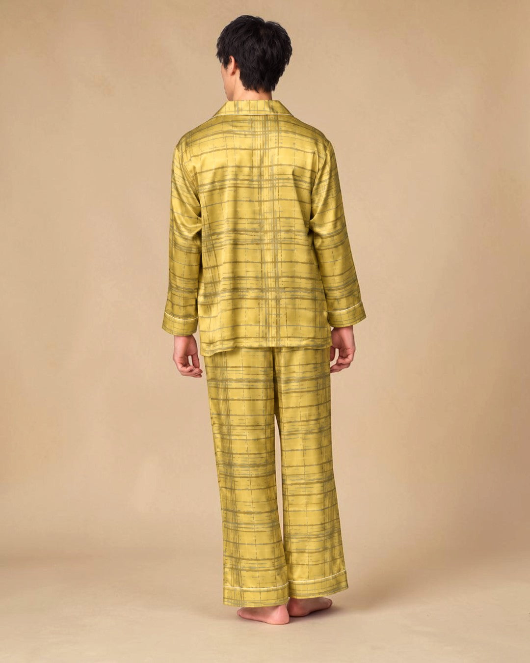 Boutique HANAYA × Foo Tokyo イチョウゴールドのシルクパジャマ、男性モデルによるトップスの背中のプリーツとロングパンツの背面着用姿