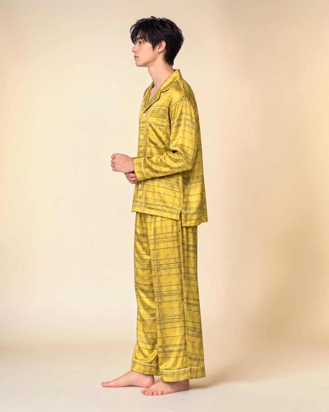 Boutique HANAYA × Foo Tokyo イチョウゴールドのシルクパジャマ、男性モデルによるトップスのサイドスリットと上下のシルエットが分かる側面着用姿