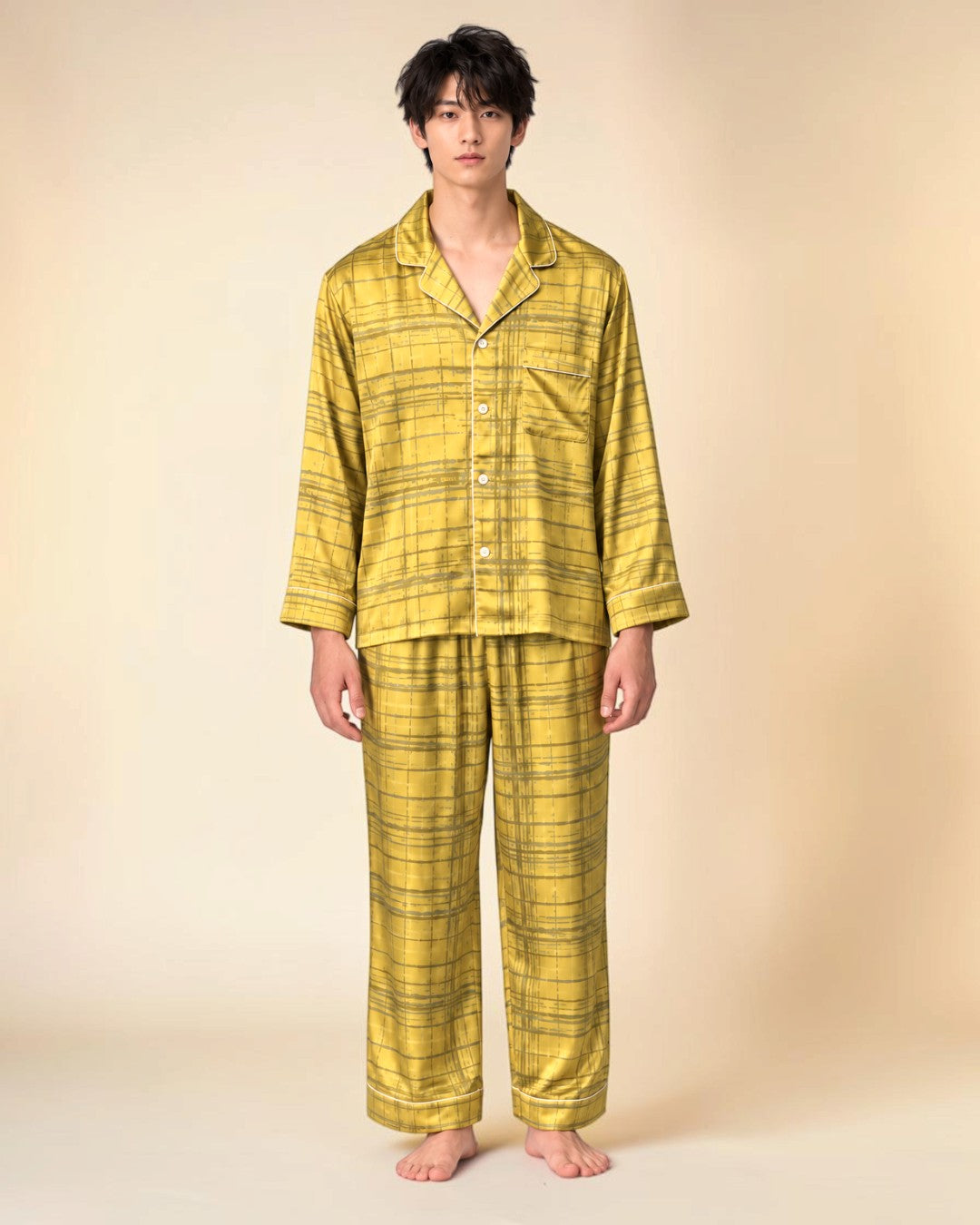 Boutique HANAYA × Foo Tokyo イチョウゴールドのシルクパジャマ、男性モデルによる長袖トップスとロングパンツの正面全身着用姿
