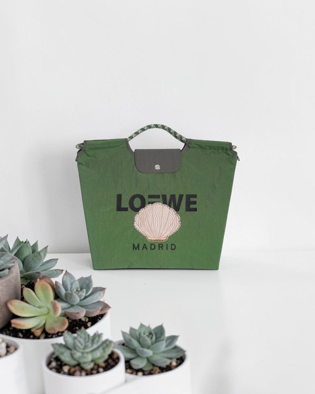 LES VACANCES À PARIS: THE SHELL EMBROIDERY TOTE