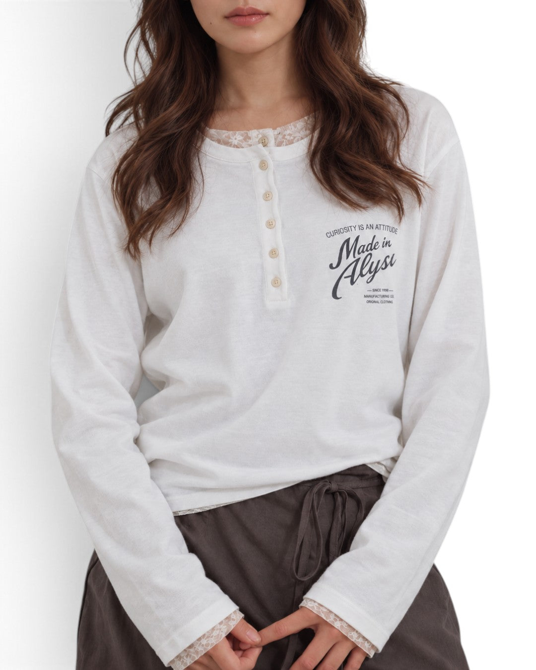 ALYSI ホワイトの長袖ヘンリーネックTシャツ、襟元と袖口にレースを重ねた着用姿