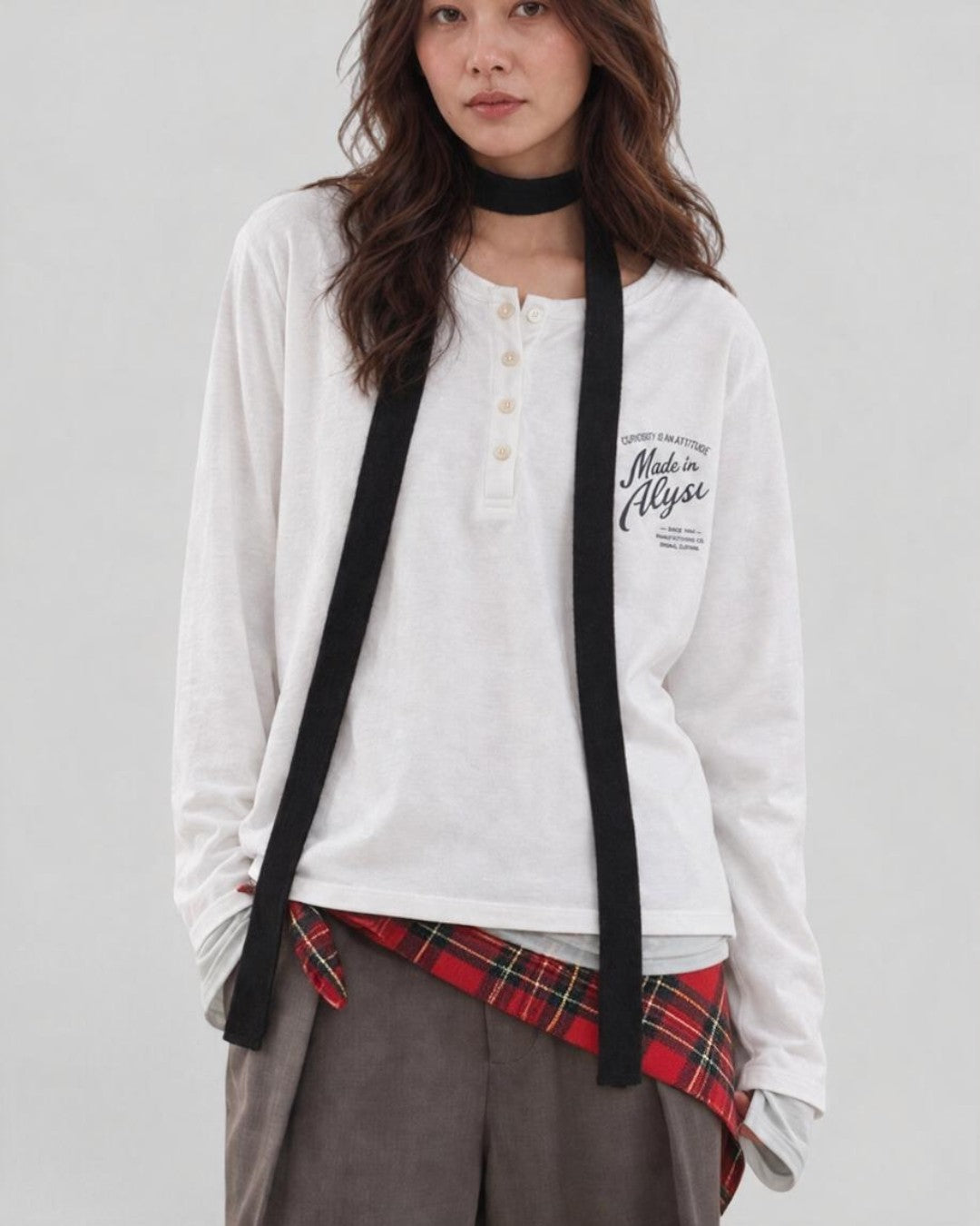 ALYSI ホワイトの長袖ヘンリーネックTシャツ、黒いスカーフと赤いチェック柄を合わせた着用正面