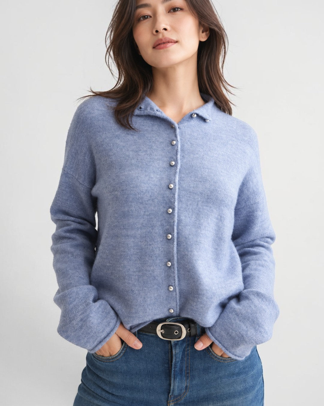 Scotch & Soda AZURE DRIFT カーディガン 淡いブルーメランジと小粒ボタンが見える正面の着用姿