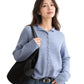 Scotch & Soda AZURE DRIFT カーディガン 黒いバッグを肩に掛けた上半身の着用姿