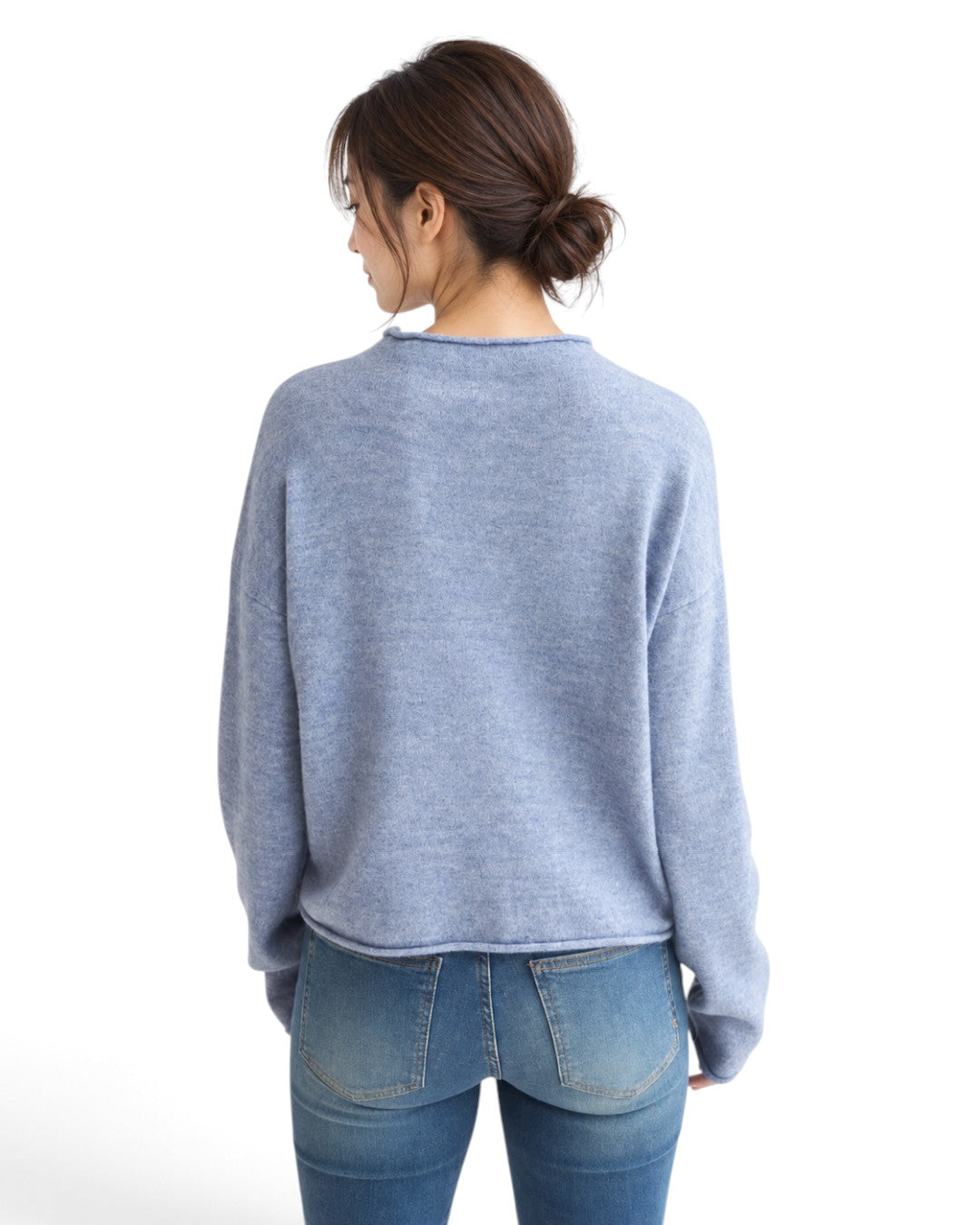 Scotch & Soda AZURE DRIFT カーディガン 丸首とゆったりしたシルエットが見える背面の着用姿