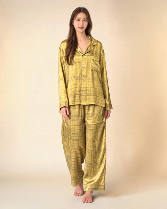 Boutique HANAYA × Foo Tokyo イチョウゴールドのシルクパジャマ、長袖トップスとロングパンツの正面着用姿
