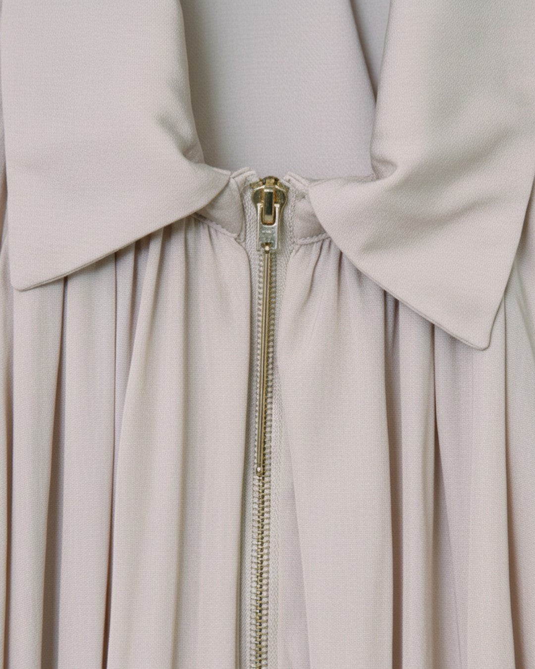 GRACEFUL SILHOUETTE & AIRY ELEGANCE: ZIP-UP BLOUSE JACKET